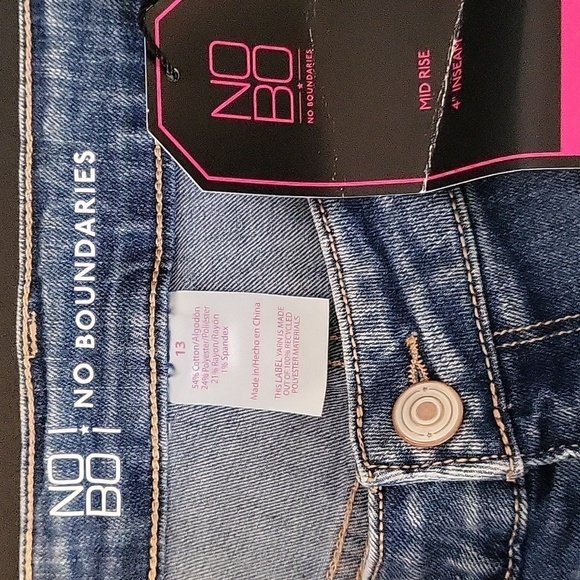 No Boundaries Mid-Rise Distressed 4" Inseam Frayed Hem Jean Short - Size 13 - Picture 6 of 7